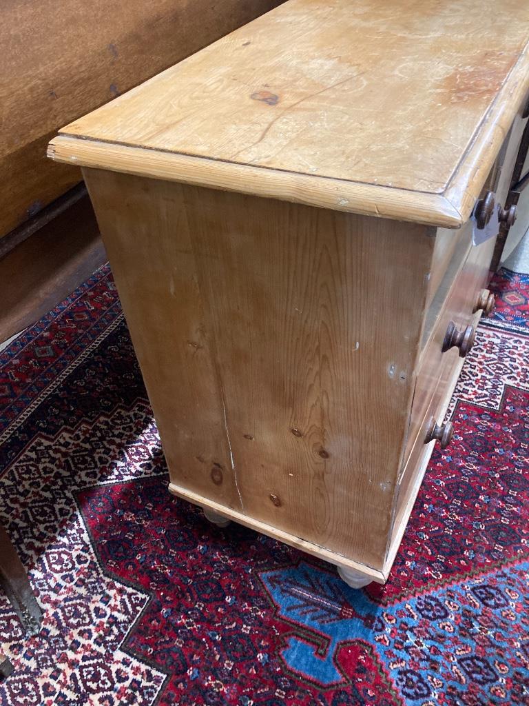 A small Victorian pine chest of drawers, width 89cm, depth 45cm, height 84cm